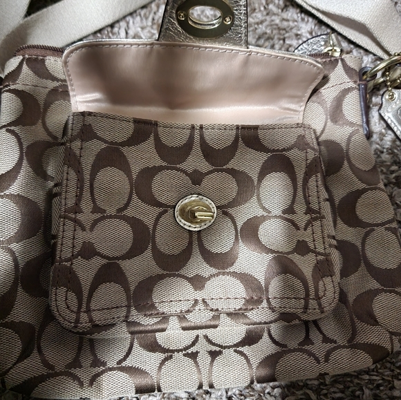 Over the shoulder Coach purse - Picture 3 of 4